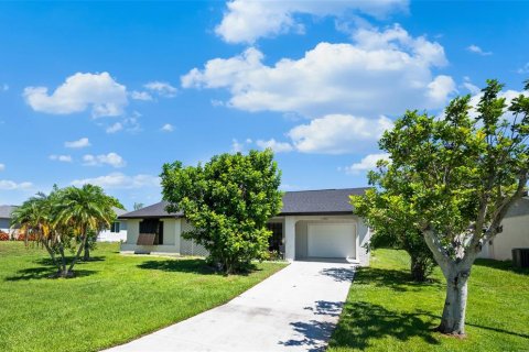 Casa en venta en Port Charlotte, Florida, 2 dormitorios, 130.06 m2 № 1902930 - foto 1