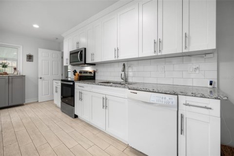 Casa en venta en Port Charlotte, Florida, 2 dormitorios, 130.06 m2 № 1902930 - foto 10