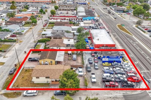 Immobilier commercial à Hialeah, Floride № 2077626