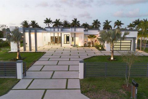 House in Miami, Florida 5 bedrooms, 334.45 sq.m. № 2076102