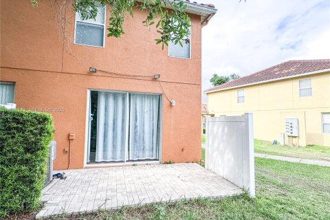 Townhouse in Kissimmee, Florida 3 bedrooms № 2060604 - photo 2