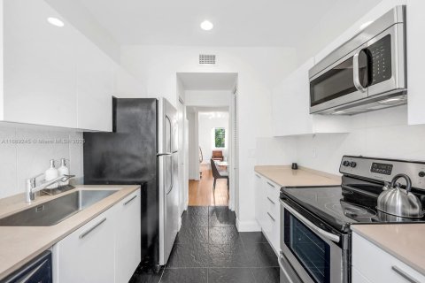 Condo in Miami Beach, Florida, 2 bedrooms  № 1725987 - photo 12