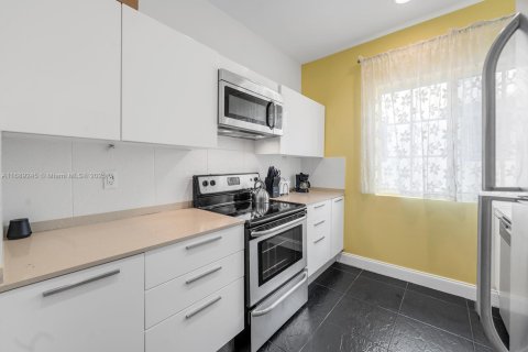 Condo in Miami Beach, Florida, 2 bedrooms  № 1725987 - photo 11