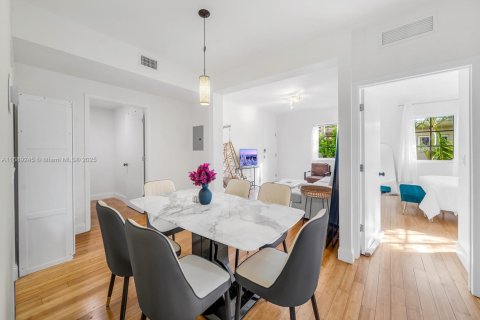 Condo in Miami Beach, Florida, 2 bedrooms  № 1725987 - photo 1