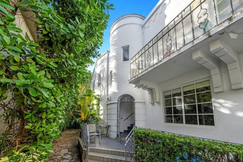 Condo in Miami Beach, Florida, 2 bedrooms  № 1725987 - photo 23