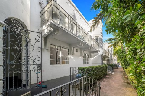 Condo in Miami Beach, Florida, 2 bedrooms  № 1725987 - photo 24
