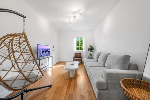 Condo in Miami Beach, Florida, 2 bedrooms  № 1725987 - photo 2