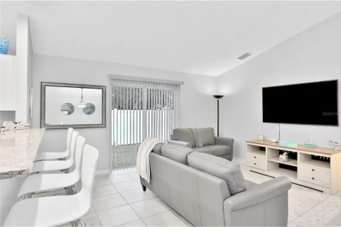 Villa ou maison à louer à Bradenton, Floride: 3 chambres, 118.36 m2 № 2298759 - photo 6
