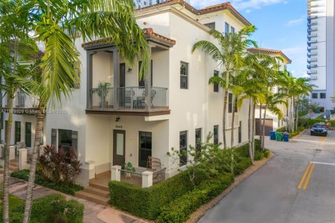 Townhouse in Doral, Florida 5 bedrooms, 250.46 sq.m. № 1953006 - photo 3