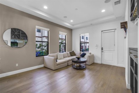 Townhouse in Doral, Florida 5 bedrooms, 250.46 sq.m. № 1953006 - photo 8