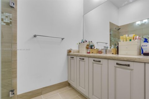 Townhouse in Doral, Florida 5 bedrooms, 250.46 sq.m. № 1953006 - photo 14