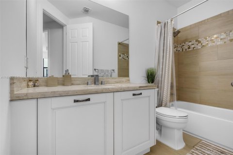 Townhouse in Doral, Florida 5 bedrooms, 250.46 sq.m. № 1953006 - photo 19