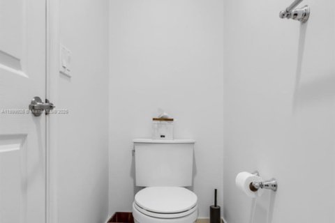Townhouse in Doral, Florida 5 bedrooms, 250.46 sq.m. № 1953006 - photo 27
