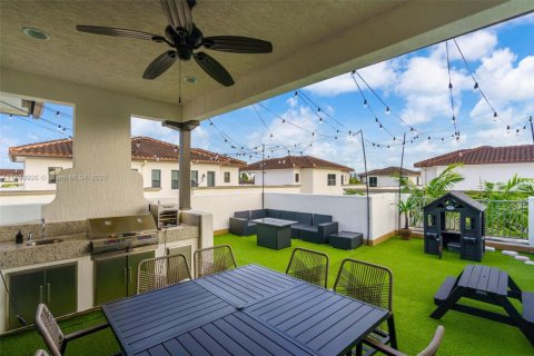 Townhouse in Doral, Florida 5 bedrooms, 250.46 sq.m. № 1953006 - photo 1