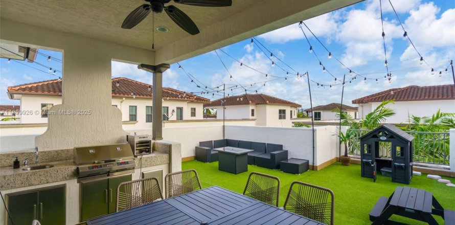 Townhouse in Doral, Florida 5 bedrooms, 250.46 sq.m. № 1953006