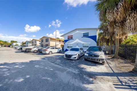 Immobilier commercial à vendre à Fort Lauderdale, Floride: 451.04 m2 № 2007244 - photo 3