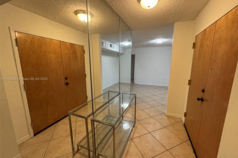 Copropriété à louer à Miami, Floride: 2 chambres, 108.7 m2 № 1971055 - photo 2