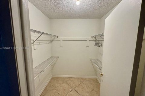 Copropriété à louer à Miami, Floride: 2 chambres, 108.7 m2 № 1971055 - photo 14