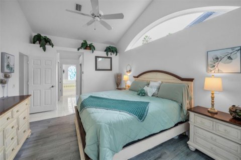 House in Tarpon Springs, Florida 3 bedrooms, 169.83 sq.m. № 1910716 - photo 27