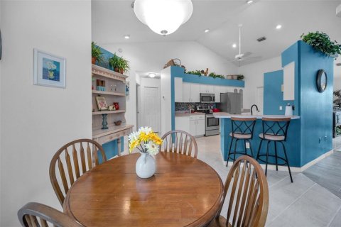 House in Tarpon Springs, Florida 3 bedrooms, 169.83 sq.m. № 1910716 - photo 25