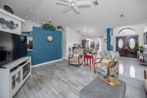 House in Tarpon Springs, Florida 3 bedrooms, 169.83 sq.m. № 1910716 - photo 18