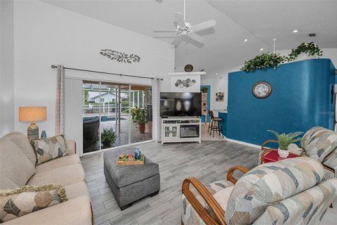 House in Tarpon Springs, Florida 3 bedrooms, 169.83 sq.m. № 1910716 - photo 17