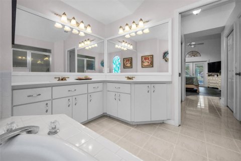 House in Tarpon Springs, Florida 3 bedrooms, 169.83 sq.m. № 1910716 - photo 30