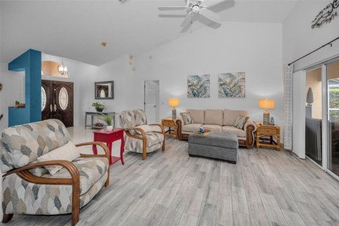 House in Tarpon Springs, Florida 3 bedrooms, 169.83 sq.m. № 1910716 - photo 19