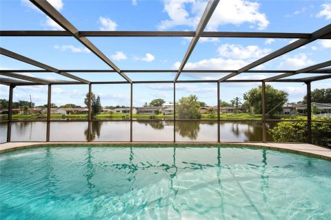 House in New Port Richey, Florida 3 bedrooms, 140.1 sq.m. № 1824446 - photo 3