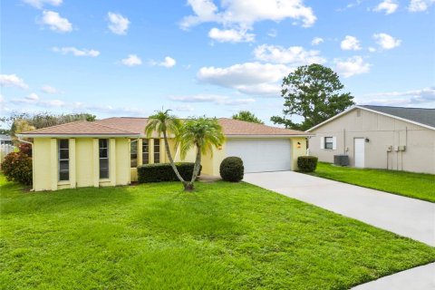 House in New Port Richey, Florida 3 bedrooms, 140.1 sq.m. № 1824446 - photo 2