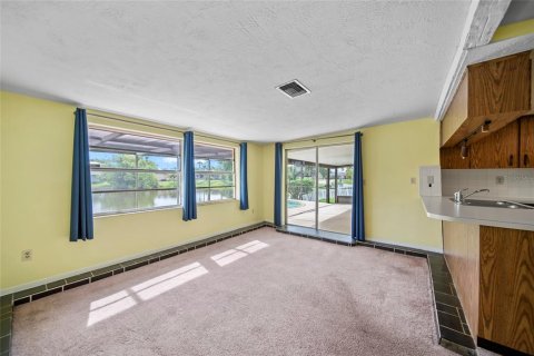 House in New Port Richey, Florida 3 bedrooms, 140.1 sq.m. № 1824446 - photo 9