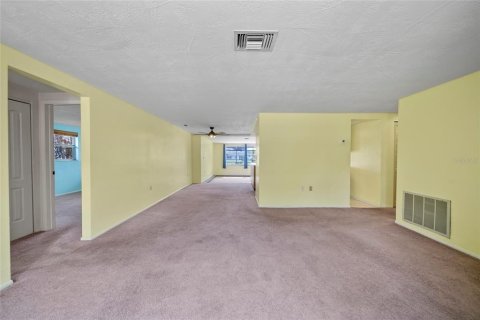 House in New Port Richey, Florida 3 bedrooms, 140.1 sq.m. № 1824446 - photo 8