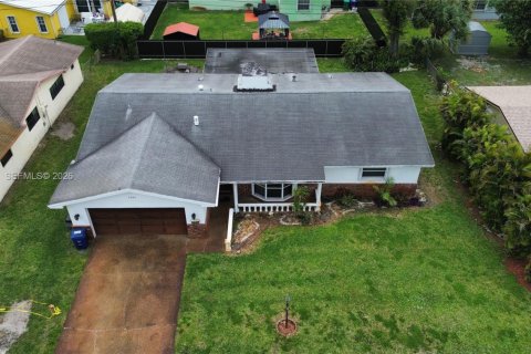 House in Lauderhill, Florida 3 bedrooms, 200.67 sq.m. № 2062855 - photo 19