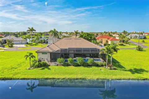 House in Punta Gorda, Florida 3 bedrooms, 228.73 sq.m. № 1883304 - photo 9