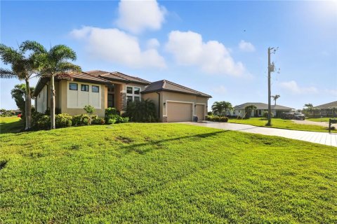 House in Punta Gorda, Florida 3 bedrooms, 228.73 sq.m. № 1883304 - photo 4