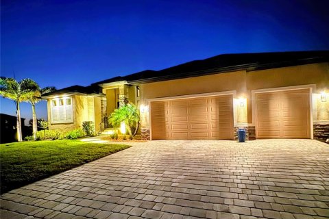 House in Punta Gorda, Florida 3 bedrooms, 228.73 sq.m. № 1883304 - photo 6