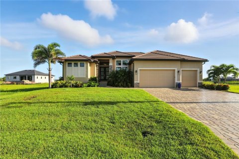 House in Punta Gorda, Florida 3 bedrooms, 228.73 sq.m. № 1883304 - photo 1