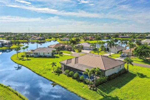 House in Punta Gorda, Florida 3 bedrooms, 228.73 sq.m. № 1883304 - photo 2