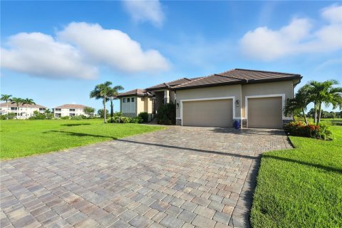House in Punta Gorda, Florida 3 bedrooms, 228.73 sq.m. № 1883304 - photo 5