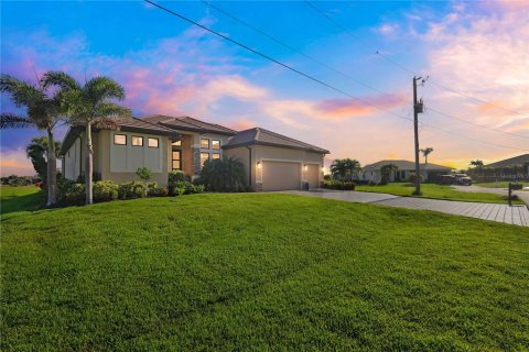 House in Punta Gorda, Florida 3 bedrooms, 228.73 sq.m. № 1883304 - photo 3