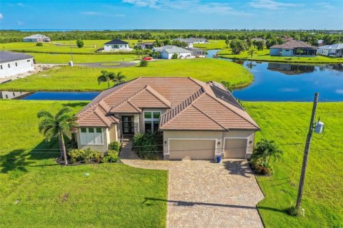House in Punta Gorda, Florida 3 bedrooms, 228.73 sq.m. № 1883304 - photo 8