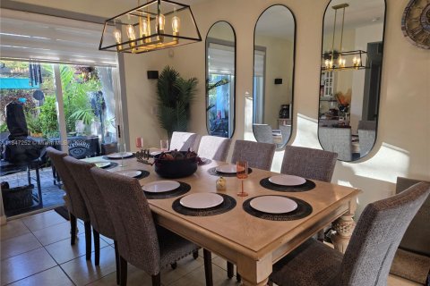 Townhouse in Doral, Florida 3 bedrooms, 186.55 sq.m. № 1845721 - photo 11