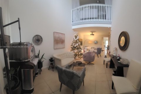 Townhouse in Doral, Florida 3 bedrooms, 186.55 sq.m. № 1845721 - photo 3
