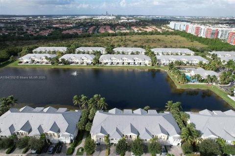 Townhouse in Doral, Florida 3 bedrooms, 186.55 sq.m. № 1845721 - photo 30