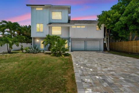 House in Saint Pete Beach, Florida 3 bedrooms, 203.46 sq.m. № 2236427