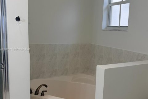 Купить виллу или дом в Дорал, Флорида 3 спальни, № 1989087 - фото 14