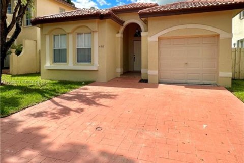 Купить виллу или дом в Дорал, Флорида 3 спальни, № 1989087 - фото 1