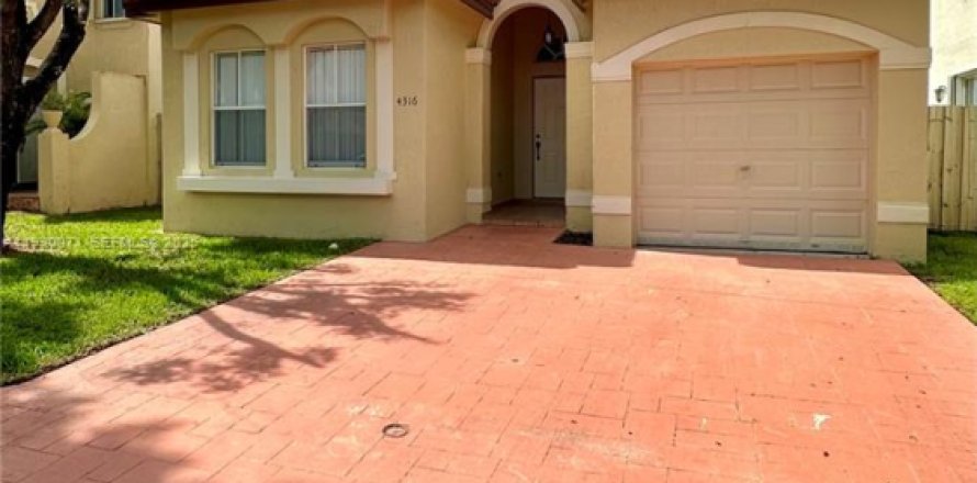 Дом в Дорал, Флорида 3 спальни № 1989087