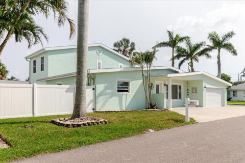 House in Redington Beach, Florida 3 bedrooms, 213.68 sq.m. № 1898966 - photo 5