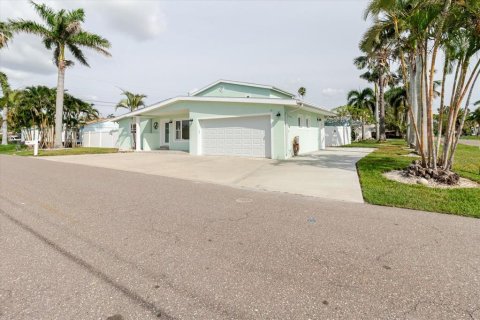 House in Redington Beach, Florida 3 bedrooms, 213.68 sq.m. № 1898966 - photo 3